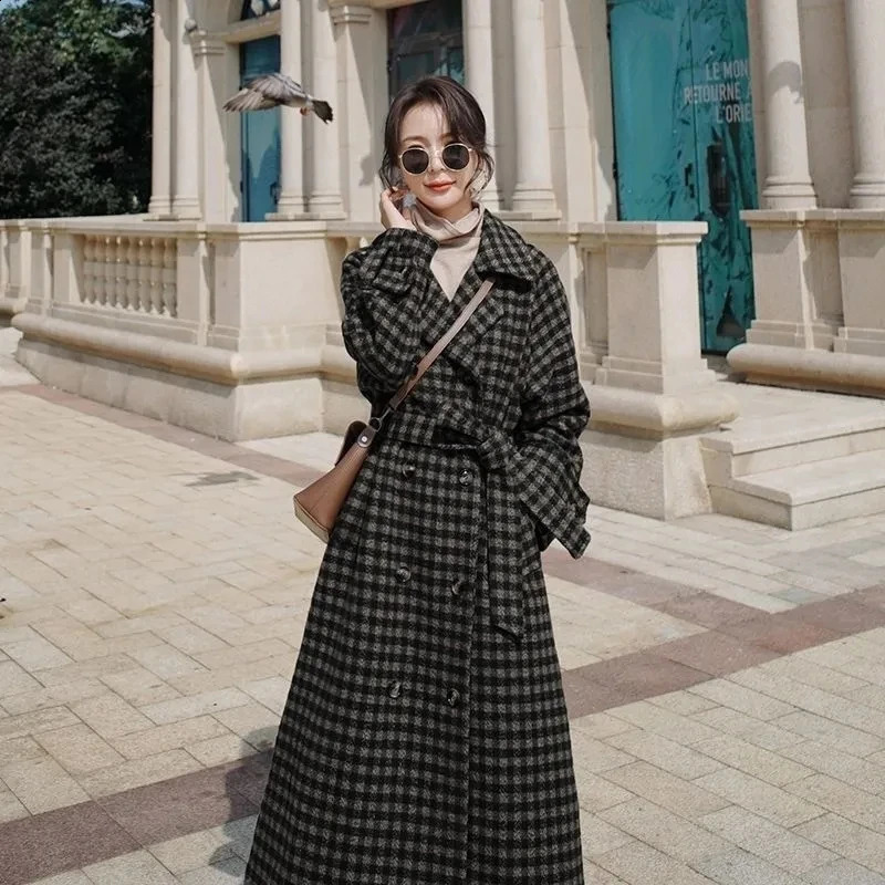 Thick Mid Length Plaid Woolen Coat Korean Women Warm Double Breasted Loose Overcoat Winter Streetwear Belt Wool Blend Parkas 240822