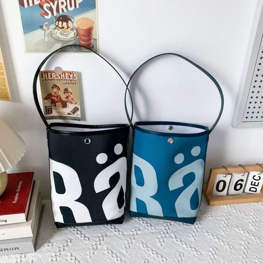 2024 new Thai niche bucket women's trendy large capacity letter printed shoulder Rally underarm bag