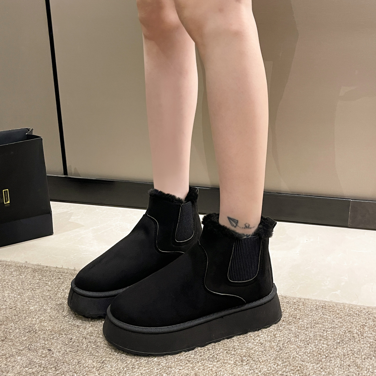Anti slip thick short tube with plush insulation large size bread shoes