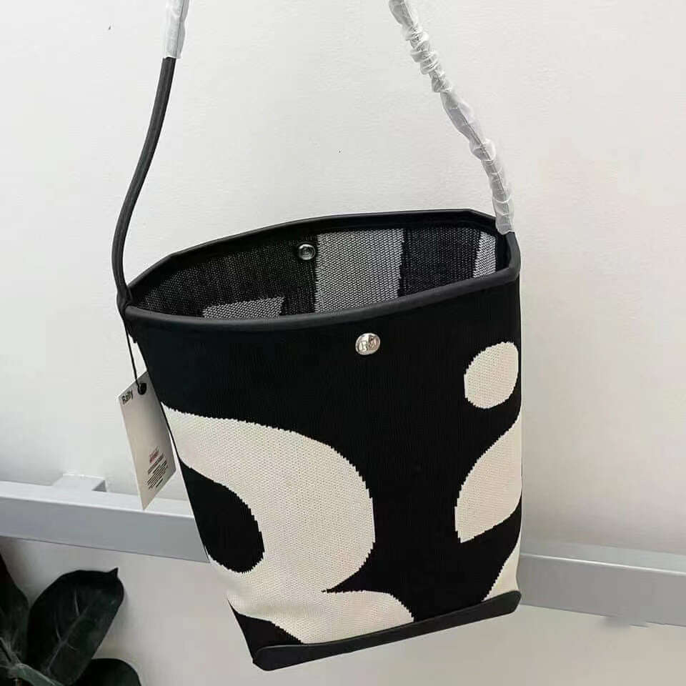 2024 new Thai niche bucket women's trendy large capacity letter printed shoulder Rally underarm bag