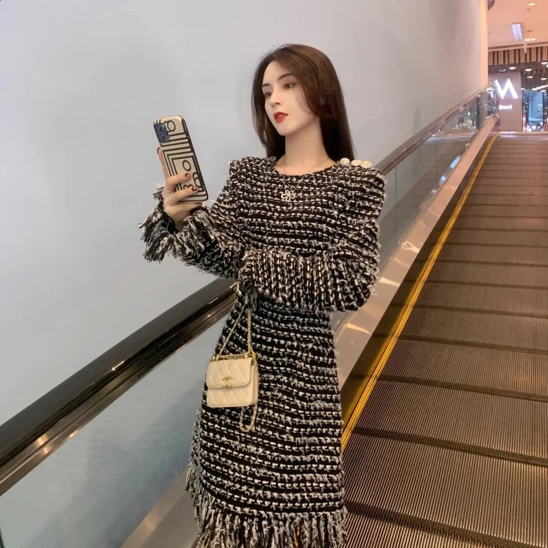 High Quality Fashion Stripe Tweed Womens Dress Round Neck Long Sleeve Tassels A-Line Dress Elegant Button Party Dress Q767 240824