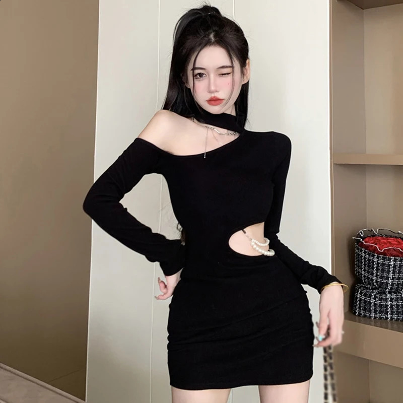 Black Diagonal Shoulder Hanging Neck Pearl Chain Open Waist Slim Fit Sexy Wrapped Hip Long Sleeved Dress 240823