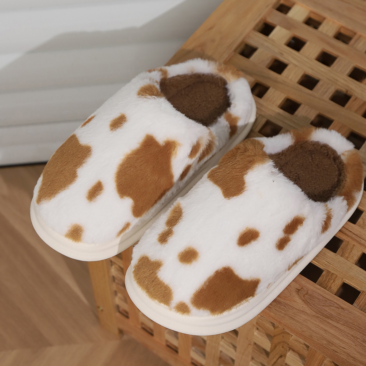 Designer new spotted plush slippers women comfortable warm home fashionable closed-toe shoes men winter non-slip plus velvet thick-soled couple cotton