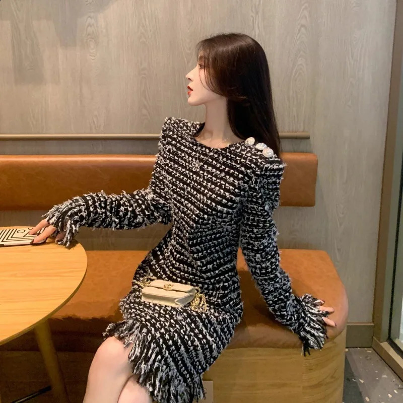 High Quality Fashion Stripe Tweed Womens Dress Round Neck Long Sleeve Tassels A-Line Dress Elegant Button Party Dress Q767 240824