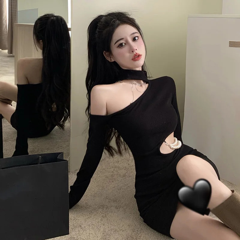 Black Diagonal Shoulder Hanging Neck Pearl Chain Open Waist Slim Fit Sexy Wrapped Hip Long Sleeved Dress 240823