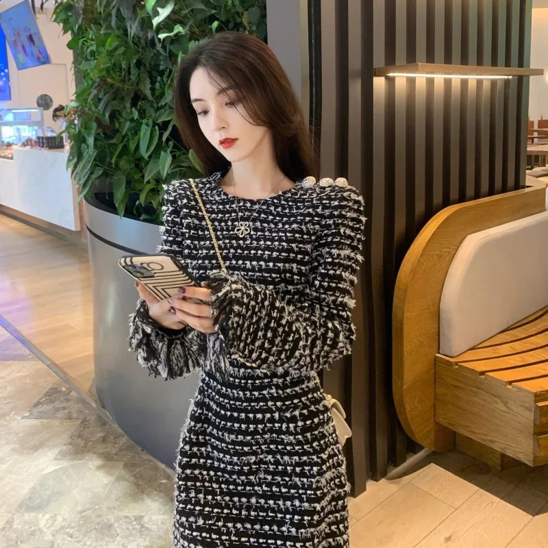 High Quality Fashion Stripe Tweed Womens Dress Round Neck Long Sleeve Tassels A-Line Dress Elegant Button Party Dress Q767 240824