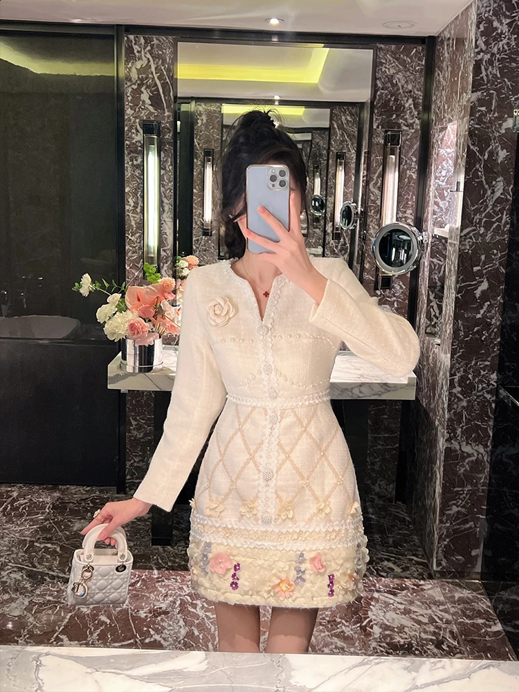 Elegant Graceful Tweed A-line Dress for Women Spring French Beaded Flower Long Sleeve Slim Dress High End Mini Dress 240824