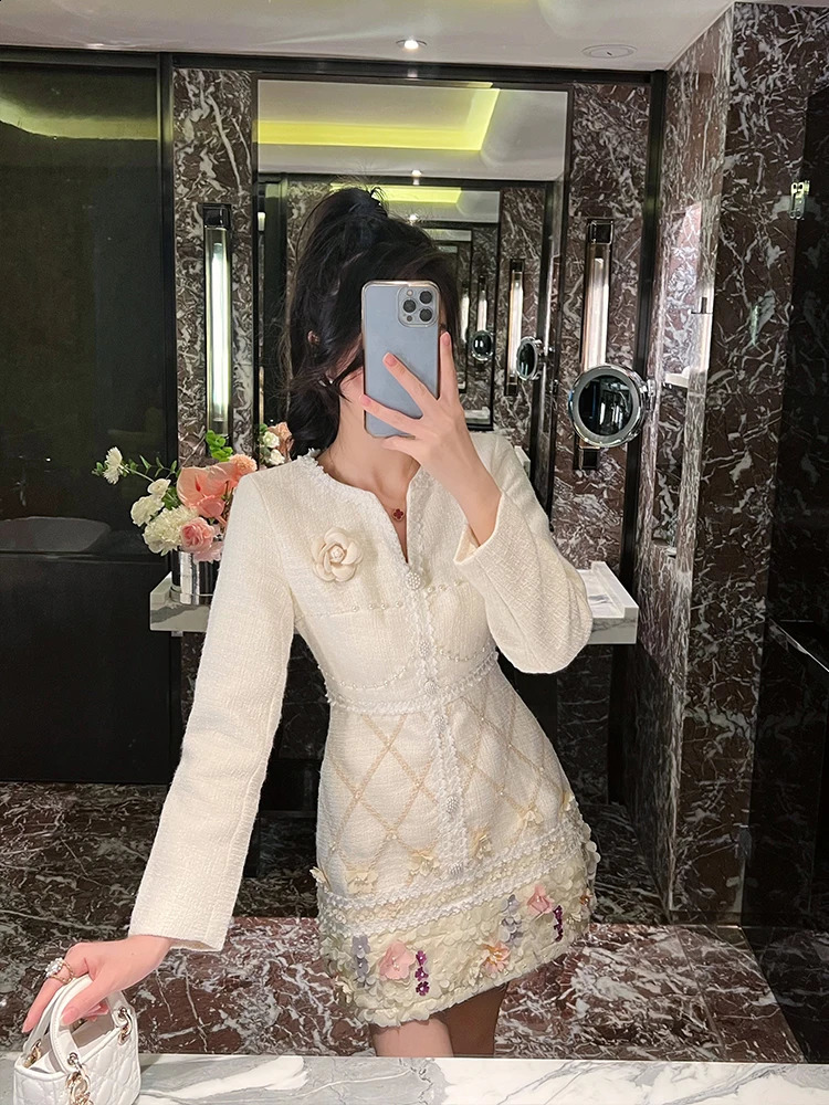 Elegant Graceful Tweed A-line Dress for Women Spring French Beaded Flower Long Sleeve Slim Dress High End Mini Dress 240824