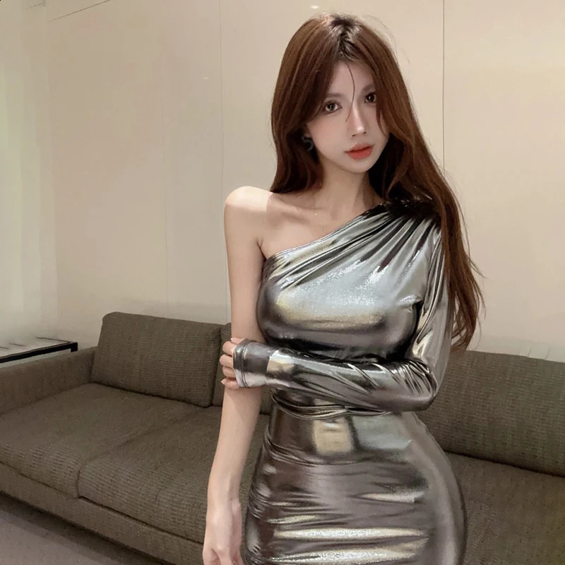 Womens Sexy Sequin Dress With Slanted Shoulders Metallic Feeling Silver Glossy Surface Slim Fit Sexy Long Sleeved Party Dress 240823