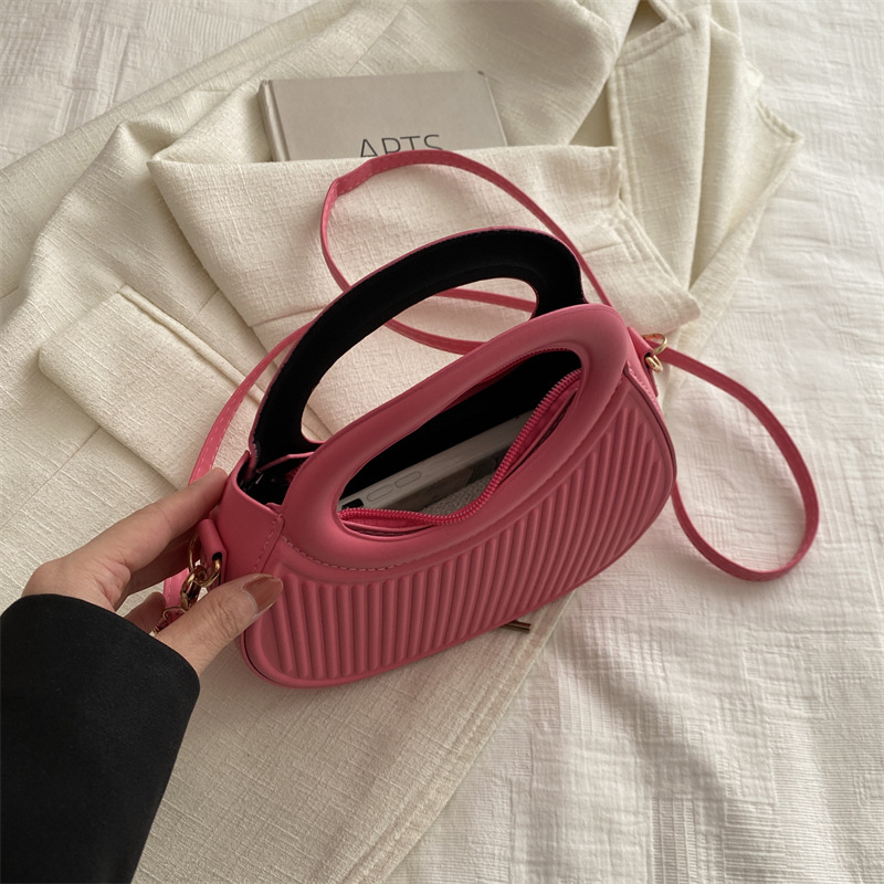 Trendy casual and fashionable western-style hand-held bag
