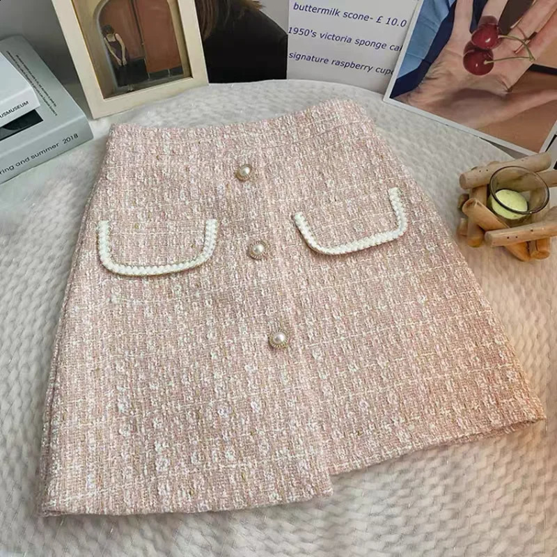 Elegant coarse woolen womens skiing sweet pearl button high waist weight loss autumn and spring plain wool mini Faldas T908 240823