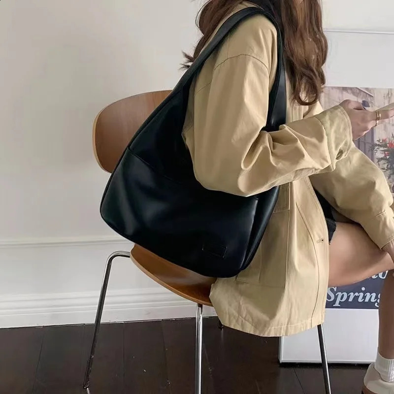Large capacity tote bag black leather simple casual commuting womens fashionable and versatile single shoulder 250121