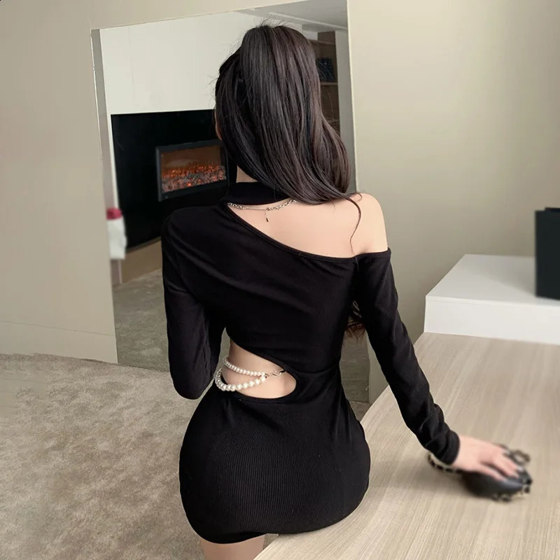 Black Diagonal Shoulder Hanging Neck Pearl Chain Open Waist Slim Fit Sexy Wrapped Hip Long Sleeved Dress 240823