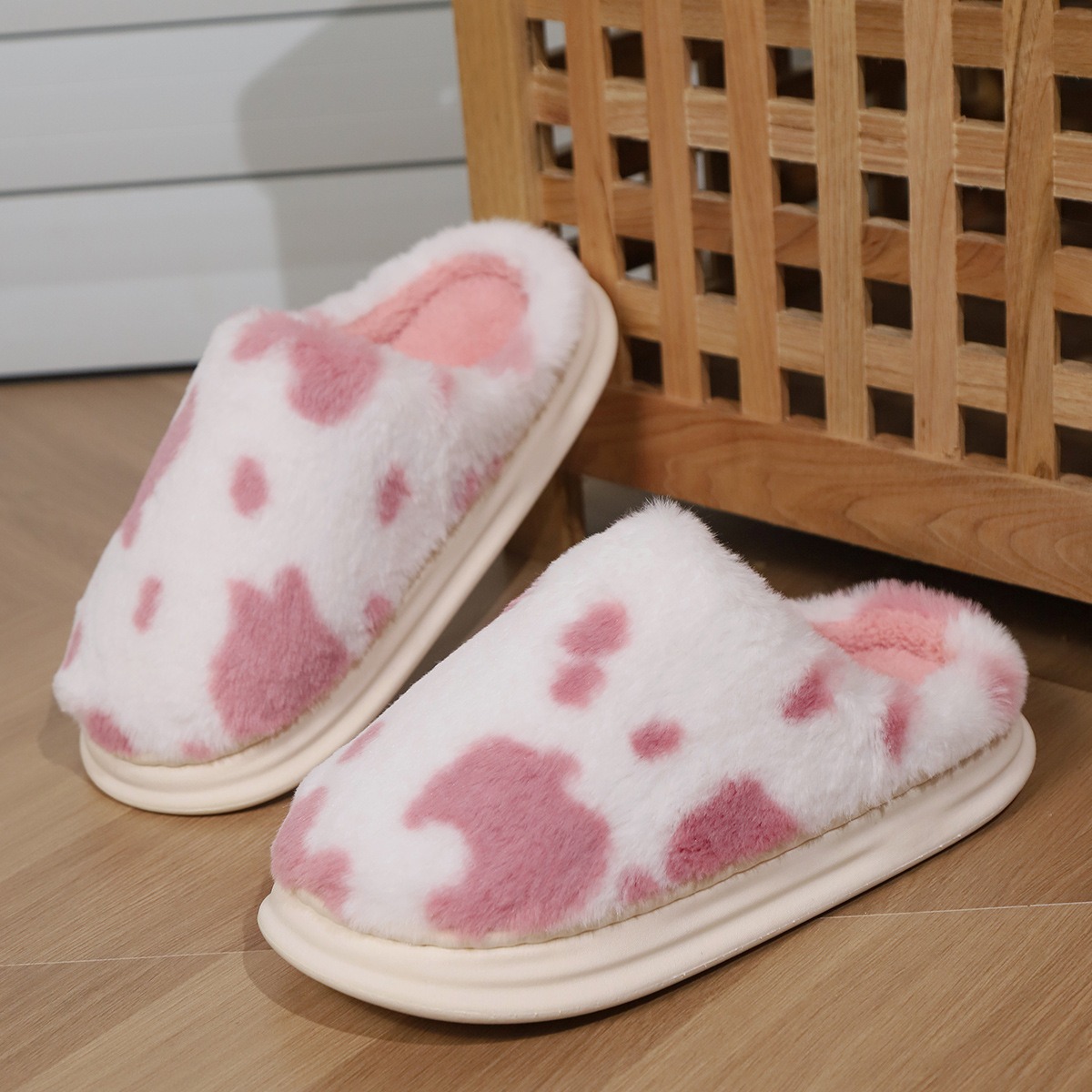 Designer new spotted plush slippers women comfortable warm home fashionable closed-toe shoes men winter non-slip plus velvet thick-soled couple cotton