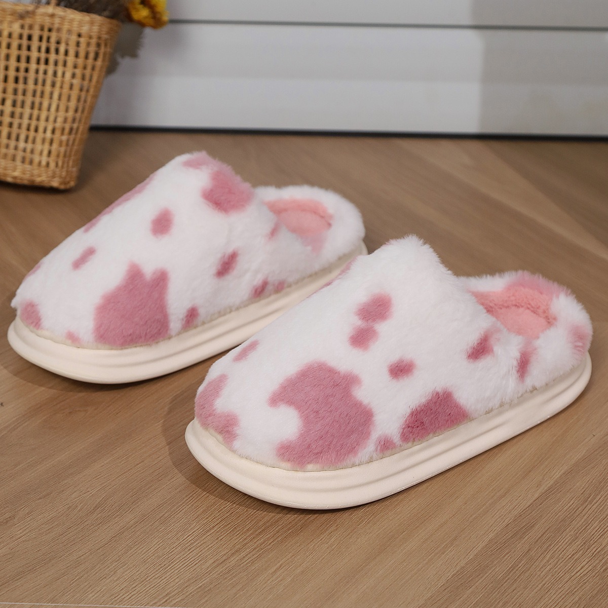 Designer new spotted plush slippers women comfortable warm home fashionable closed-toe shoes men winter non-slip plus velvet thick-soled couple cotton