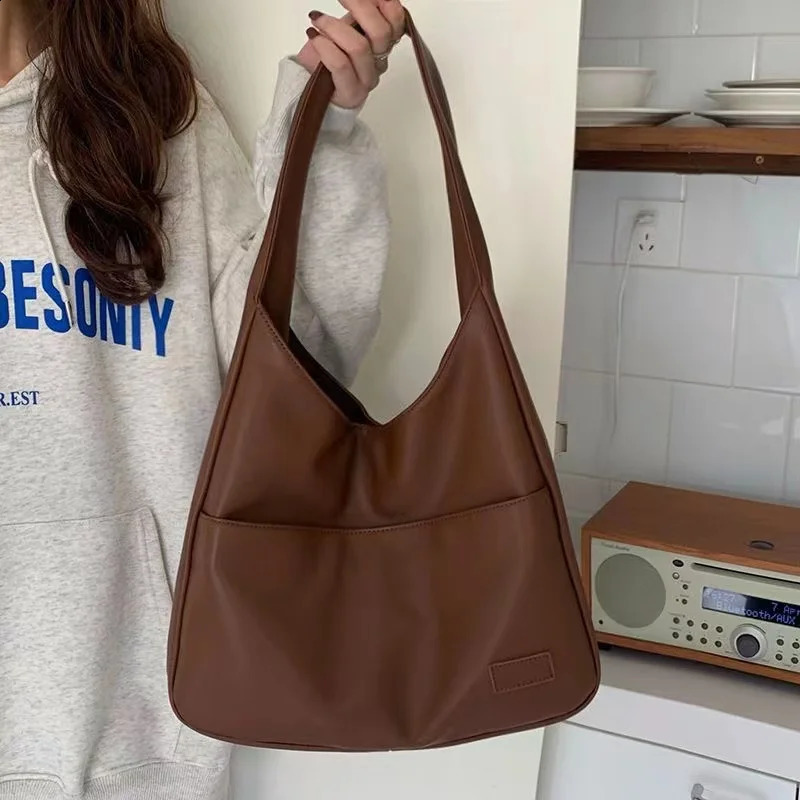 Large capacity tote bag black leather simple casual commuting womens fashionable and versatile single shoulder 250121
