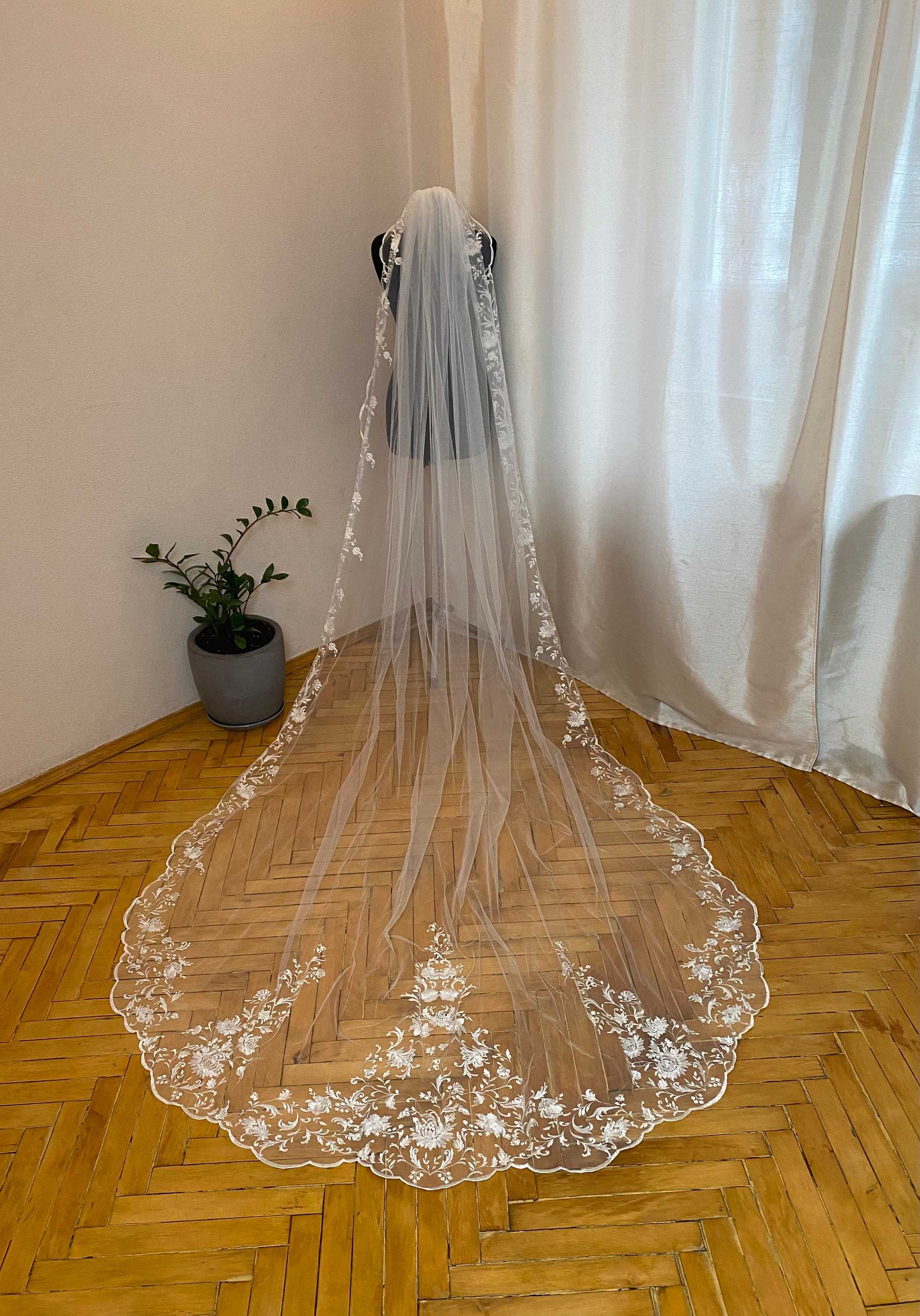 Bridal Veils Long Lace Appliques Wedding Veil Cathedral Length Luxurious Bride Accessories Wraps