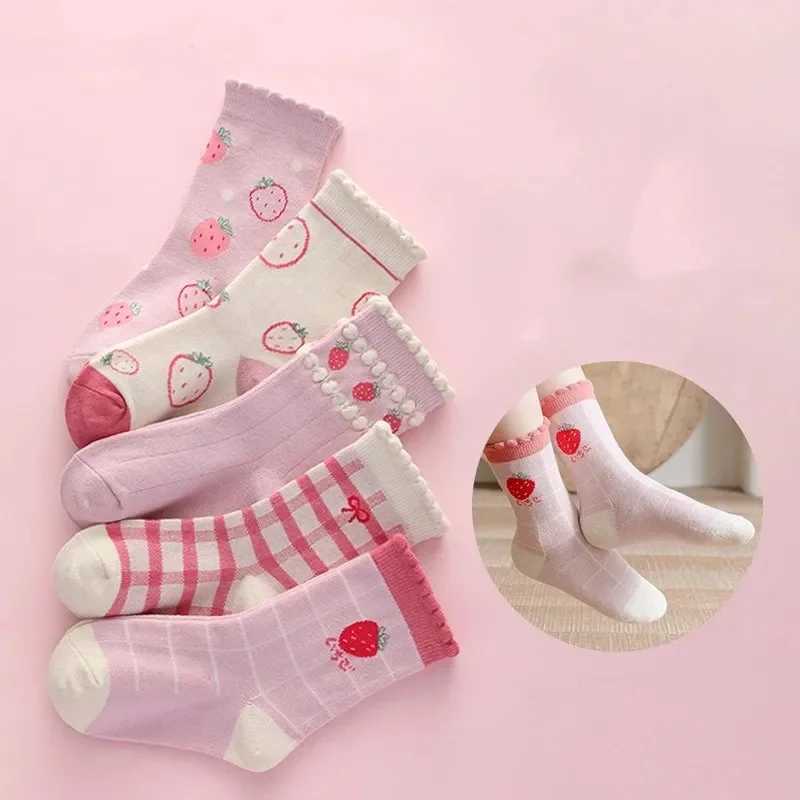 5 pairs of childrens mid tube socks with spring and autumn love flower print for girls to keep warm. Childrens mid tube socks CL240824