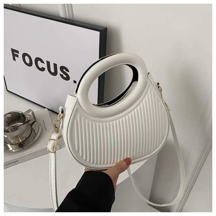 Trendy casual and fashionable western-style hand-held bag