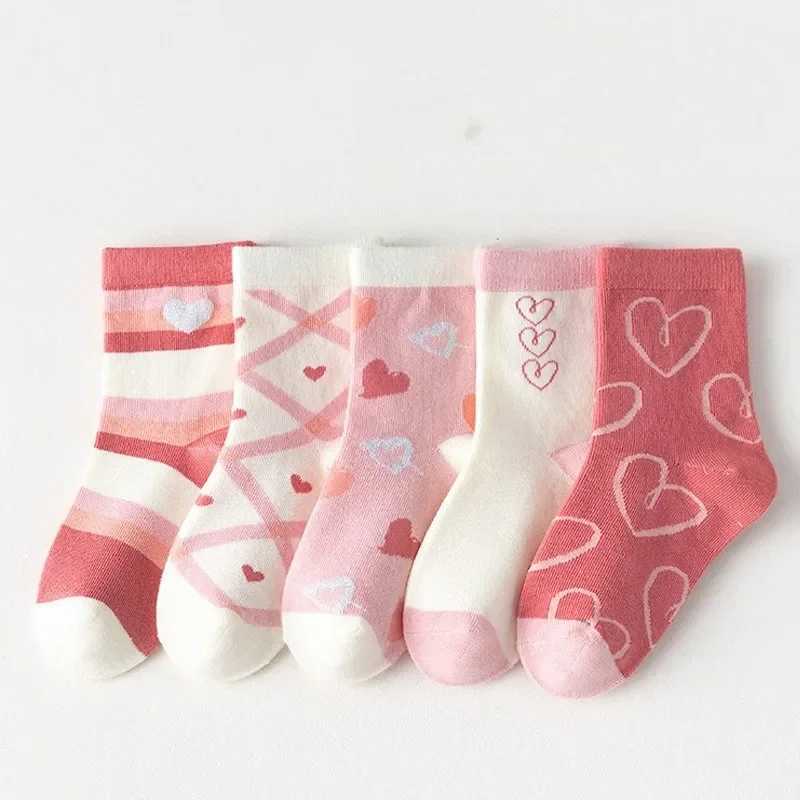 5 pairs of childrens mid tube socks with spring and autumn love flower print for girls to keep warm. Childrens mid tube socks CL240824