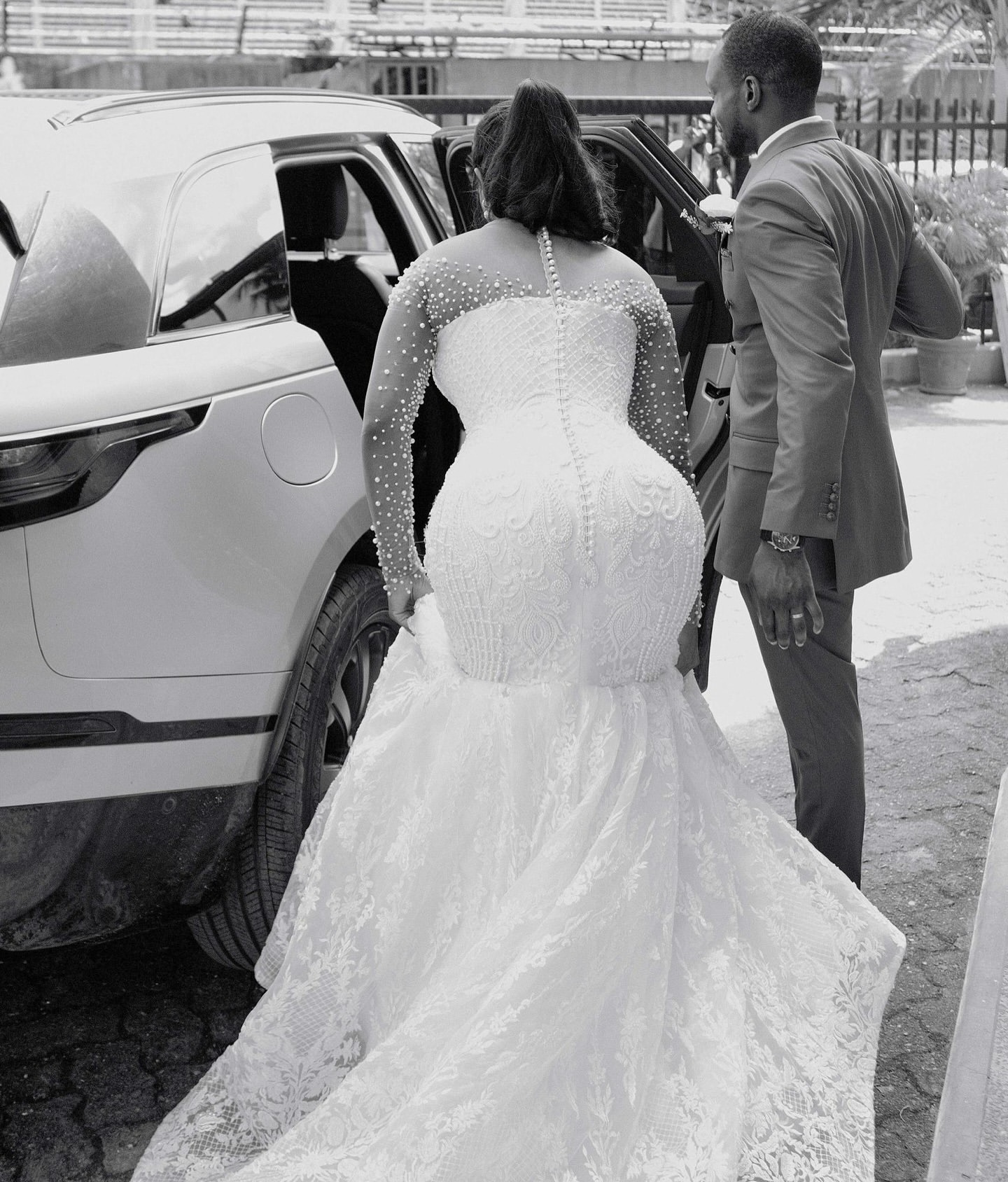 African 2025 Off White Mermaid Wedding Dress Sheer Neck Full Sleeves Beaded Pearls Vintage Elegant Bridal Gowns Dresses