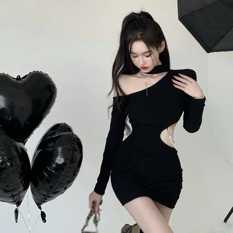Black Diagonal Shoulder Hanging Neck Pearl Chain Open Waist Slim Fit Sexy Wrapped Hip Long Sleeved Dress 240823