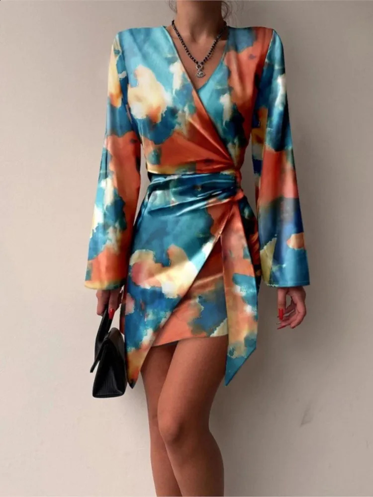 Womens Autumn Long Sleeved Fashionable Printed Pleated Dress Sexy V-neck Irregular Casual Short Dress For Women 240823