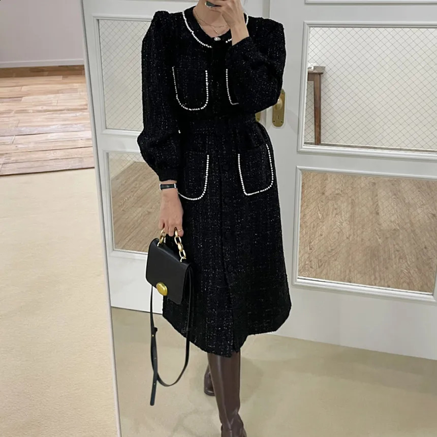 Chic Winter Vintage Binding Bead Pocket Round Neck Fragrant Single Breasted Black Long Sleeve Thick Tweed Dress 240824