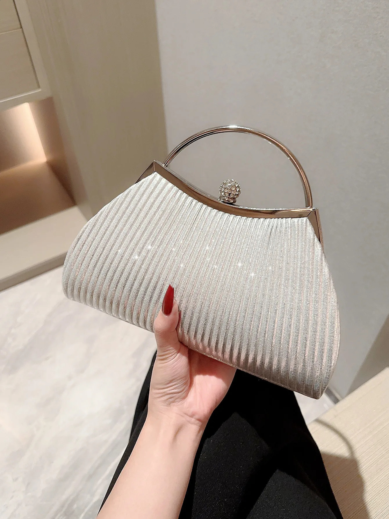 Ladies evening bag elegant and shiny pleated ladies clutch y party wedding shoulder bag with dress banquet handbag 240826