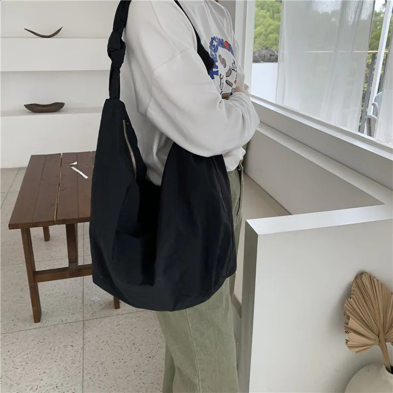 Womens Diagonal Shoulder Bag Casual Handbag Spring Nylon Large Capacity Garbage Bag Simple Retro Shopping Bag 240903