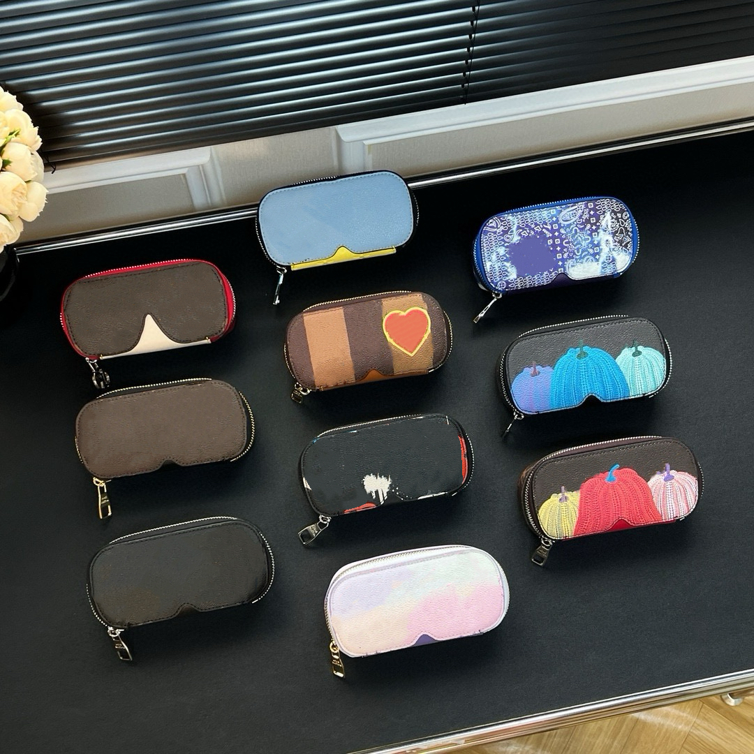 Limited Graffiti Letter Unisex Key Wallet Luxury Brand Womens Gradual Color Glasses Case Sunglasses Box Designer Women and Men Key Wallet Mini Pouch Bag