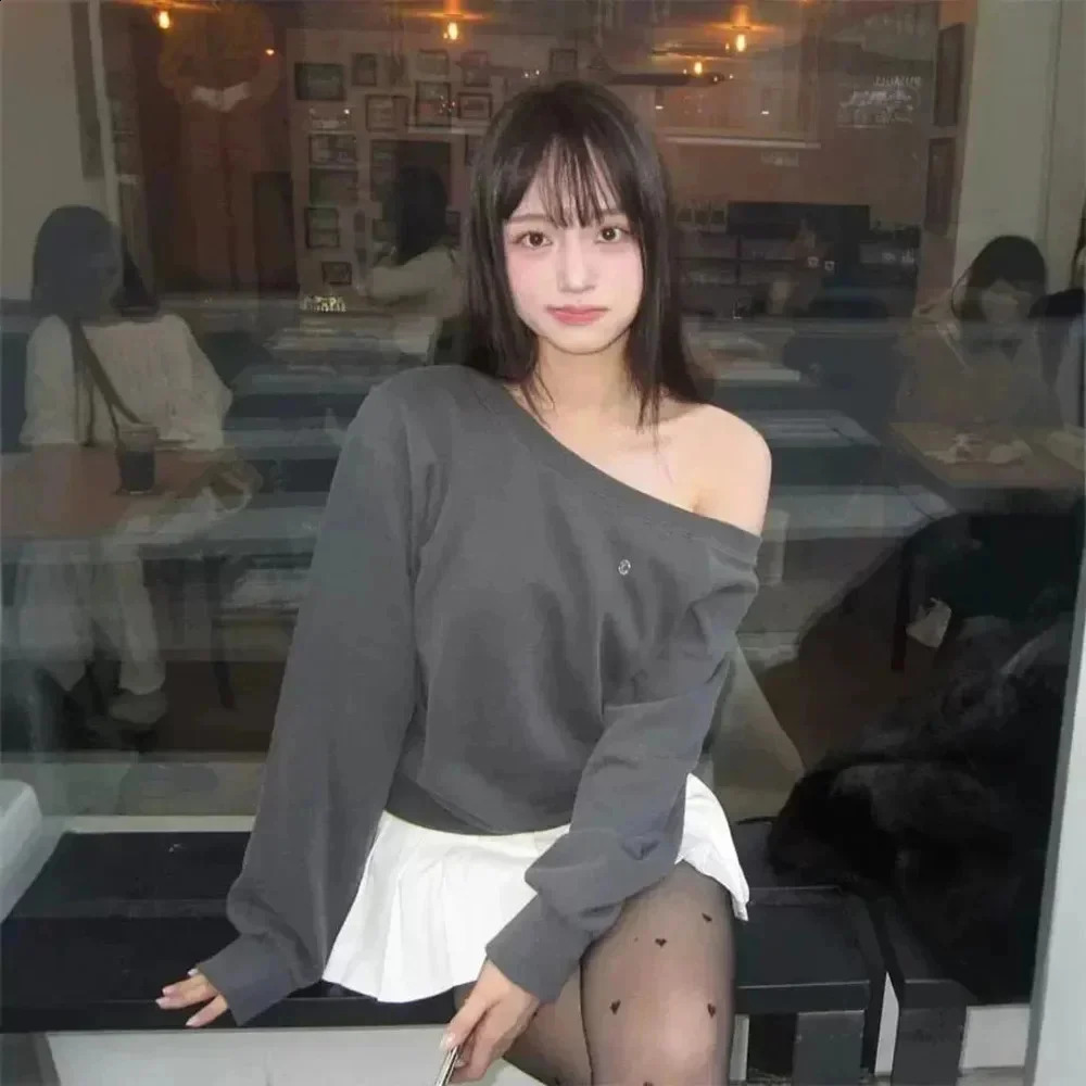 Asymmetric Shoulder Off Shoulder Hoodless Sweater Rosy Same Style Korean Hoodie Fashion Retro Long Sleeved Women Sweatshirt 240824