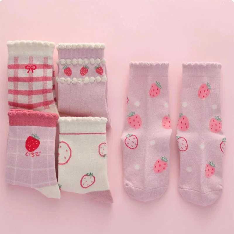 5 pairs of childrens mid tube socks with spring and autumn love flower print for girls to keep warm. Childrens mid tube socks CL240824