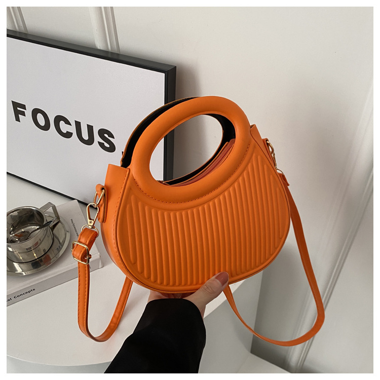 Trendy casual and fashionable western-style hand-held bag
