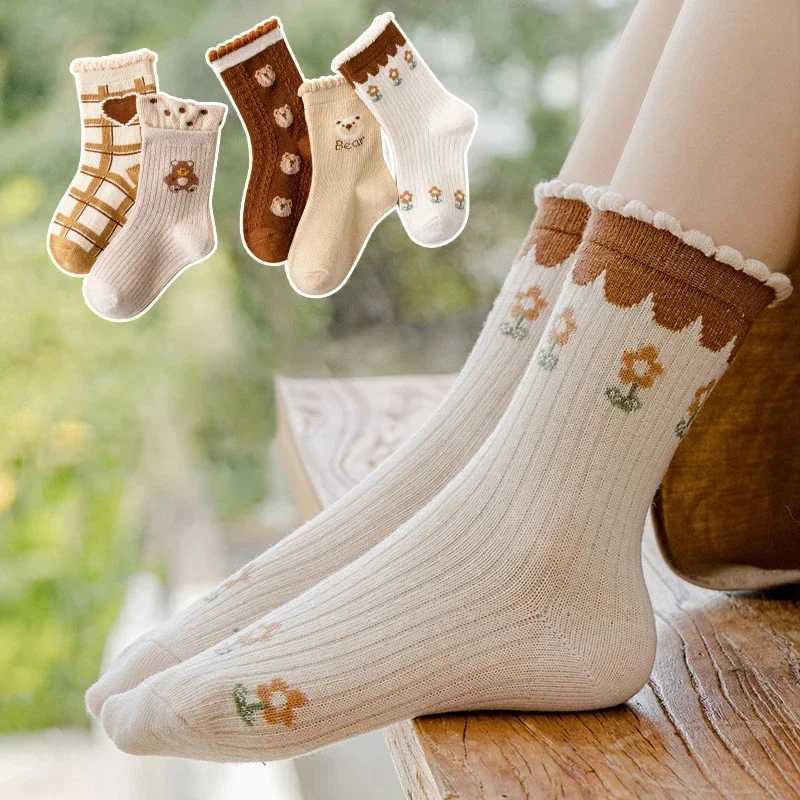 5 pairs of childrens mid tube socks with spring and autumn love flower print for girls to keep warm. Childrens mid tube socks CL240824