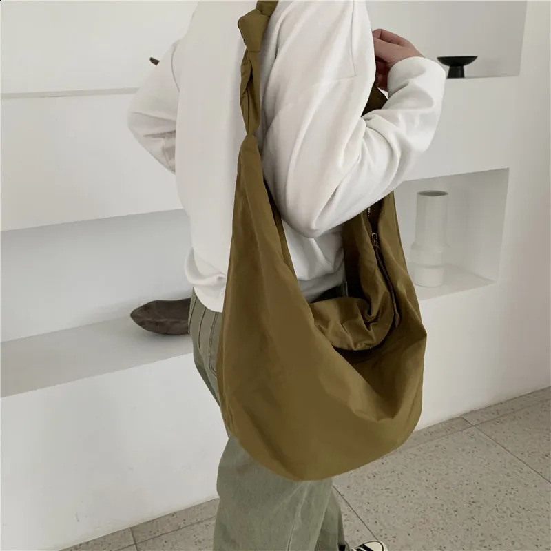 Womens Diagonal Shoulder Bag Casual Handbag Spring Nylon Large Capacity Garbage Bag Simple Retro Shopping Bag 240903