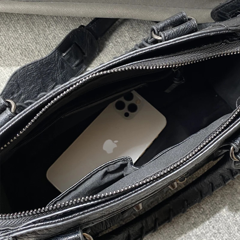 Moto Bike Pillow y er Handbag Wallet 2024 PU Oil Wax Leather Womens Underwear Shoulder Bag 240824 d630 4