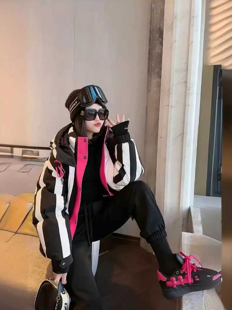 Women's Down Parkas High end style striped womens hooded short sleeved jacket north heat-resistant Maillard bread jacket 2024 winter jacket Y2408