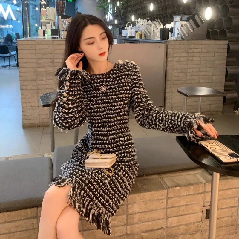 High Quality Fashion Stripe Tweed Womens Dress Round Neck Long Sleeve Tassels A-Line Dress Elegant Button Party Dress Q767 240824