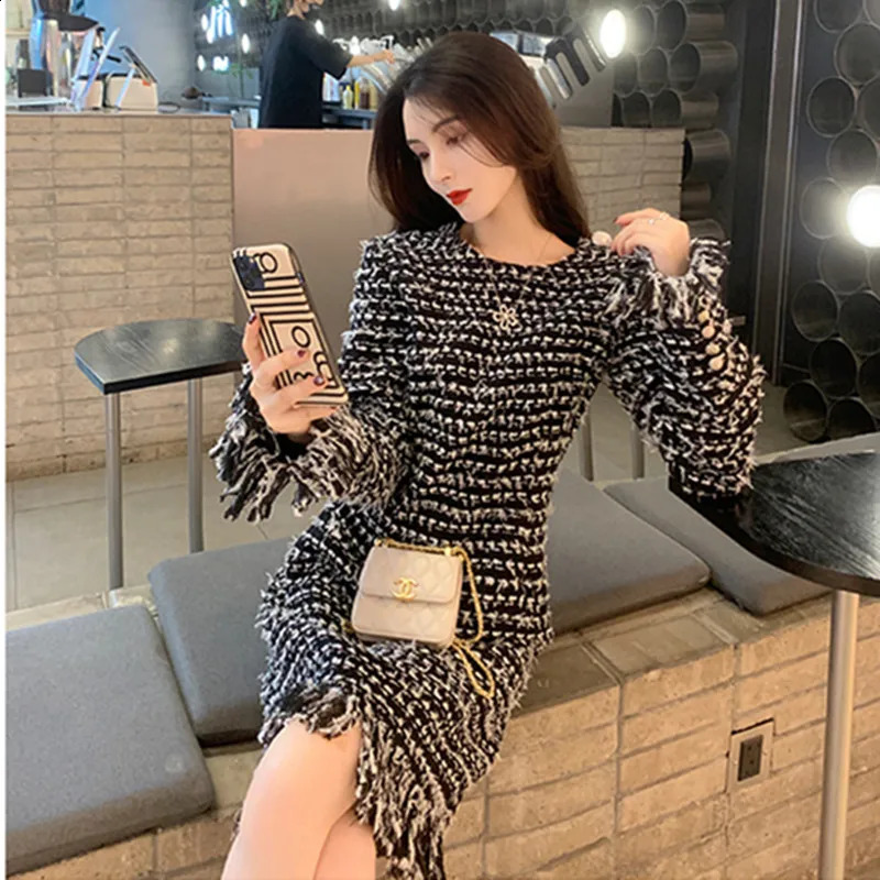 High Quality Fashion Stripe Tweed Womens Dress Round Neck Long Sleeve Tassels A-Line Dress Elegant Button Party Dress Q767 240824