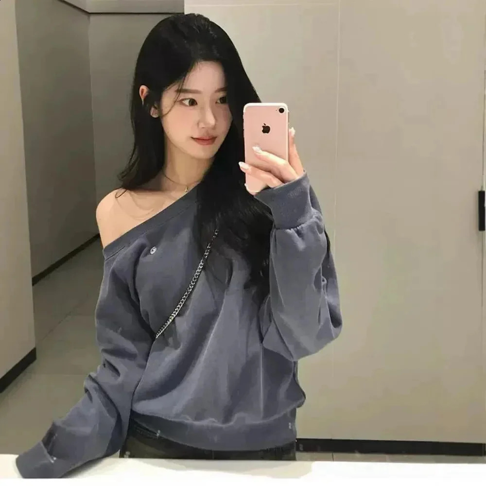Asymmetric Shoulder Off Shoulder Hoodless Sweater Rosy Same Style Korean Hoodie Fashion Retro Long Sleeved Women Sweatshirt 240824