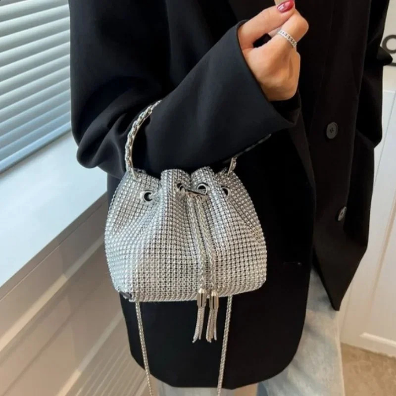 Full gloss rhinestone bucket bag fashionable and highend brushed table tennis womens evening single shoulder chain with ten fonts 240823