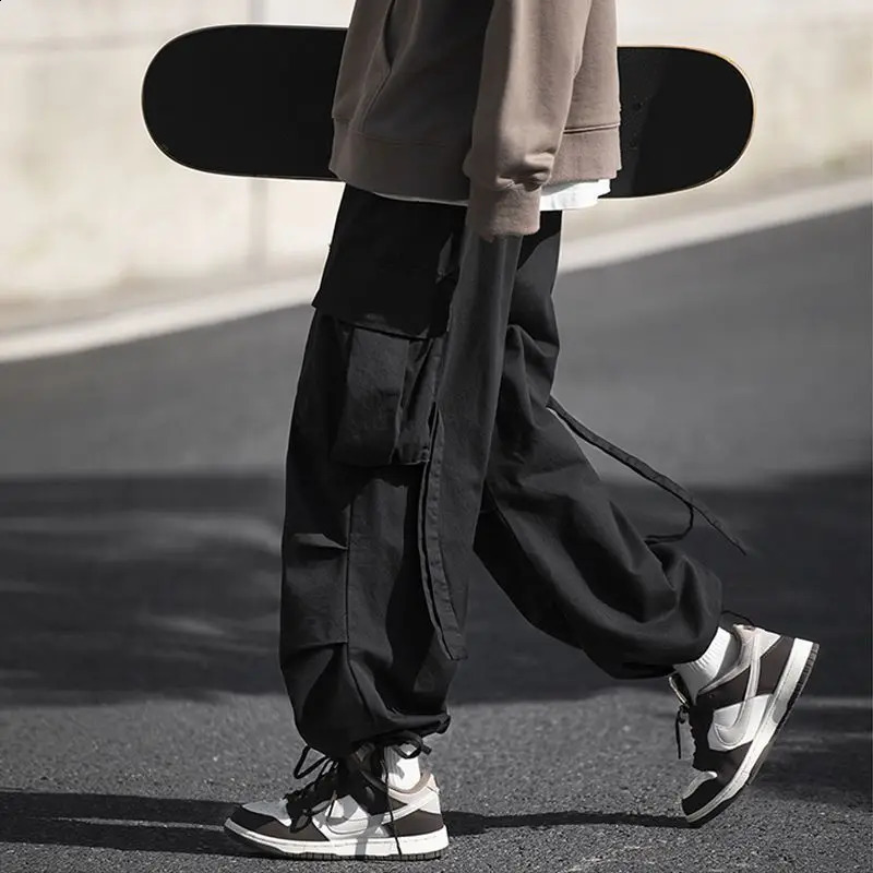 Casual and fashionable multi pocket Hong Kong Breeze cargo pants for men highquality summer autumn loose personalized street wanderer 240823
