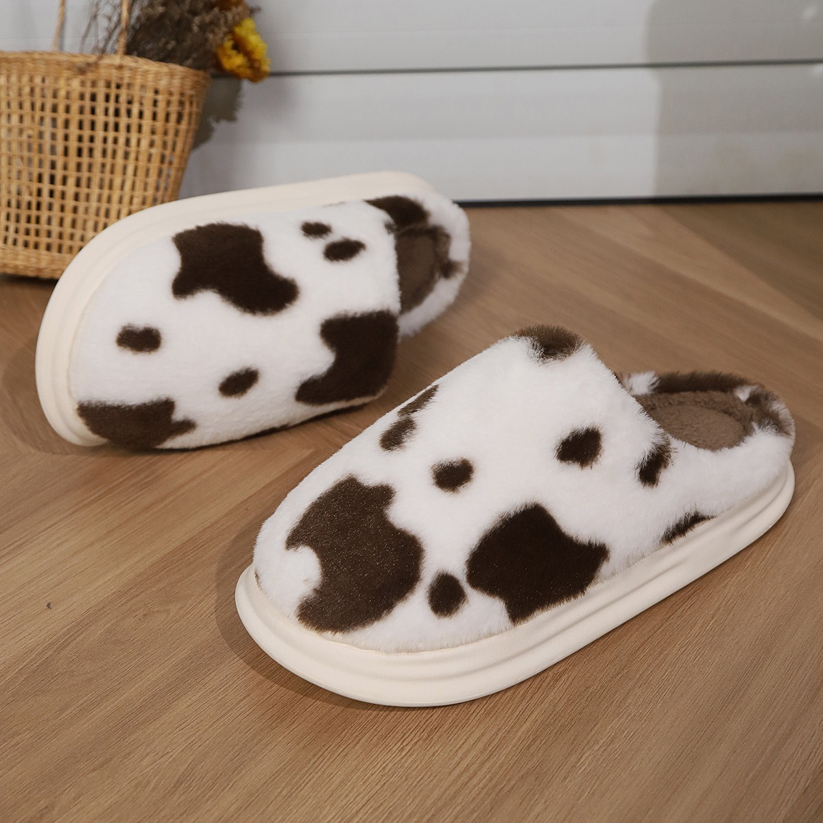Designer new spotted plush slippers women comfortable warm home fashionable closed-toe shoes men winter non-slip plus velvet thick-soled couple cotton