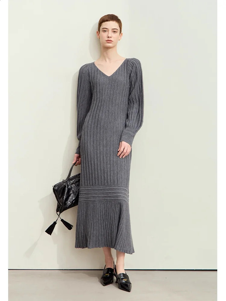 Amii Minimalism Autumn Trumpet Dress for Women Elegant Casual V-neck Lantern Sleeve Solid Lazy Knitted Dresses 12443091 240824