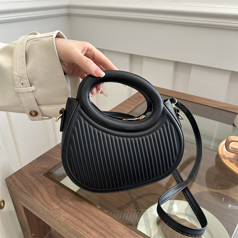 Trendy casual and fashionable western-style hand-held bag
