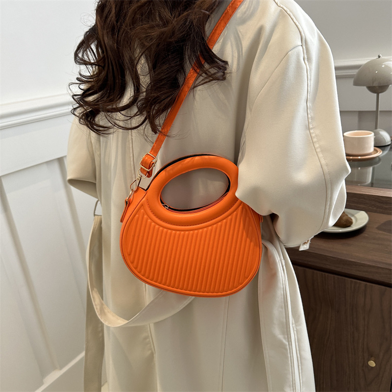 Trendy casual and fashionable western-style hand-held bag