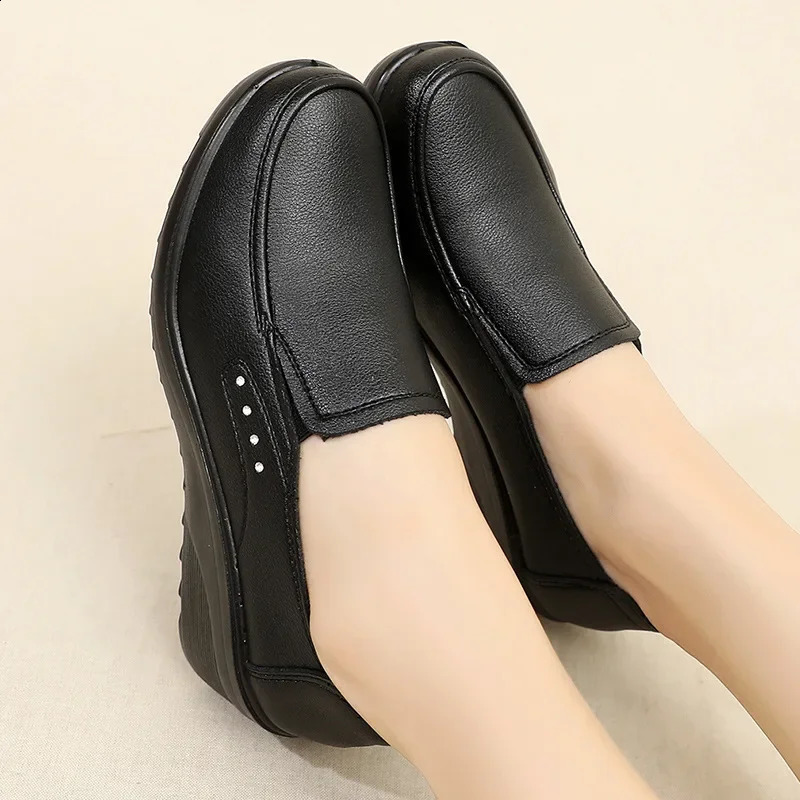Spring and Autumn Womens Fashion Pump Shoes Womens Genuine Leather Wedge Single Casual Shoes Mother High Heels 240823