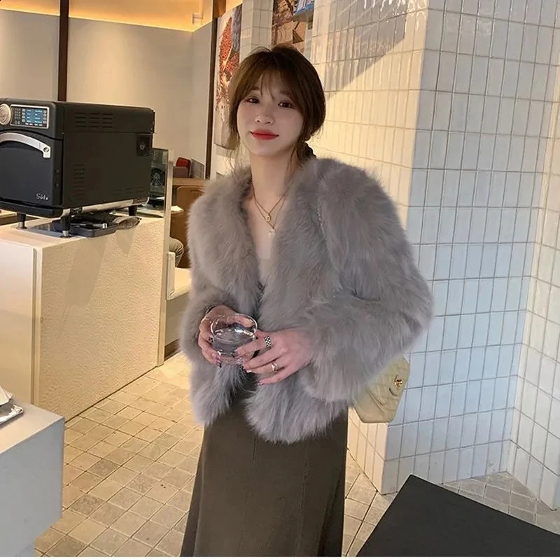 AutumnWinter Artificial Fur Coat for Women Fashionable and Casual Fox Short Loose Comfortable Winter Jacket 240824