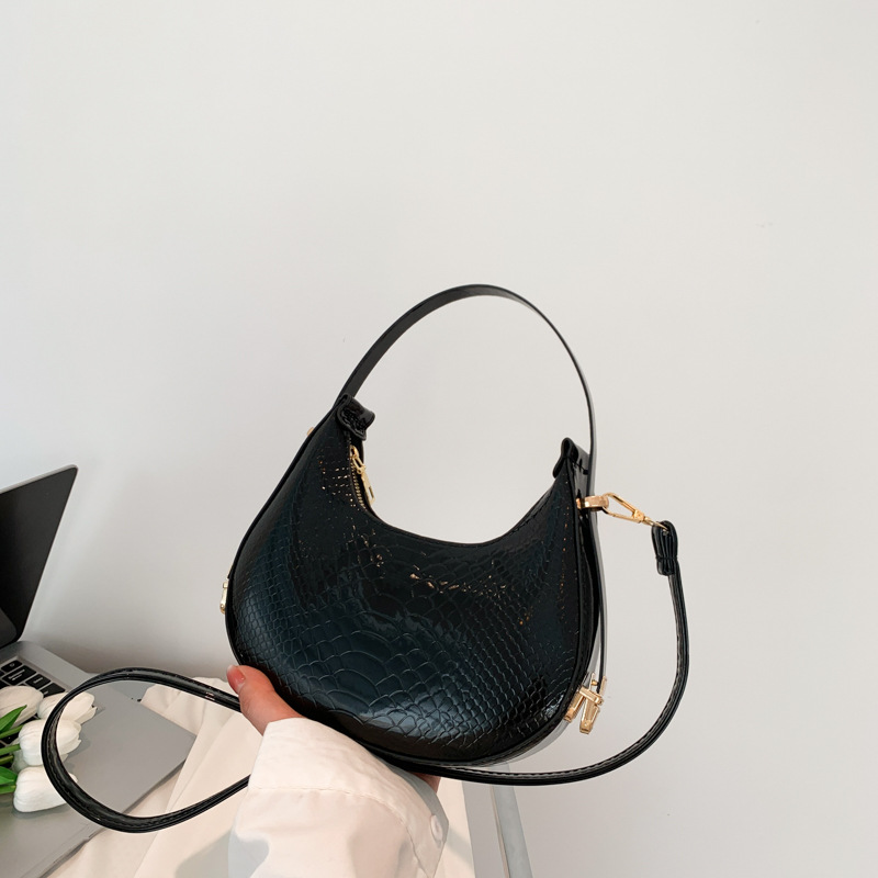 Trendy fashionable crescent bag casual and simple handbag